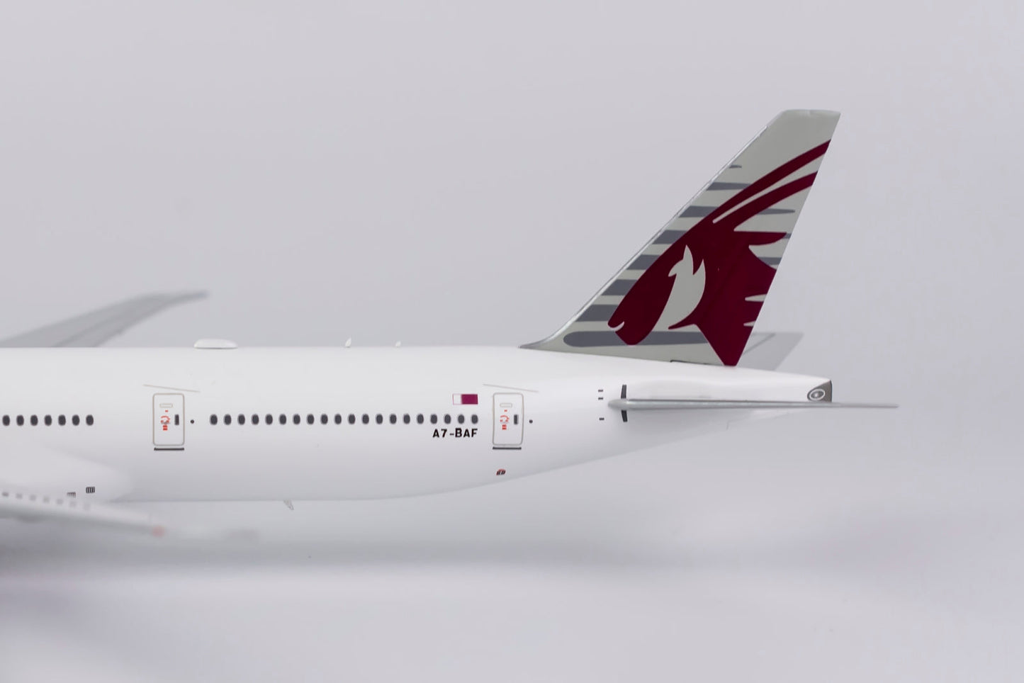 1:400 NG Models Qatar Airways Boeing 777-300ER "One World" A7-BAF NG73013